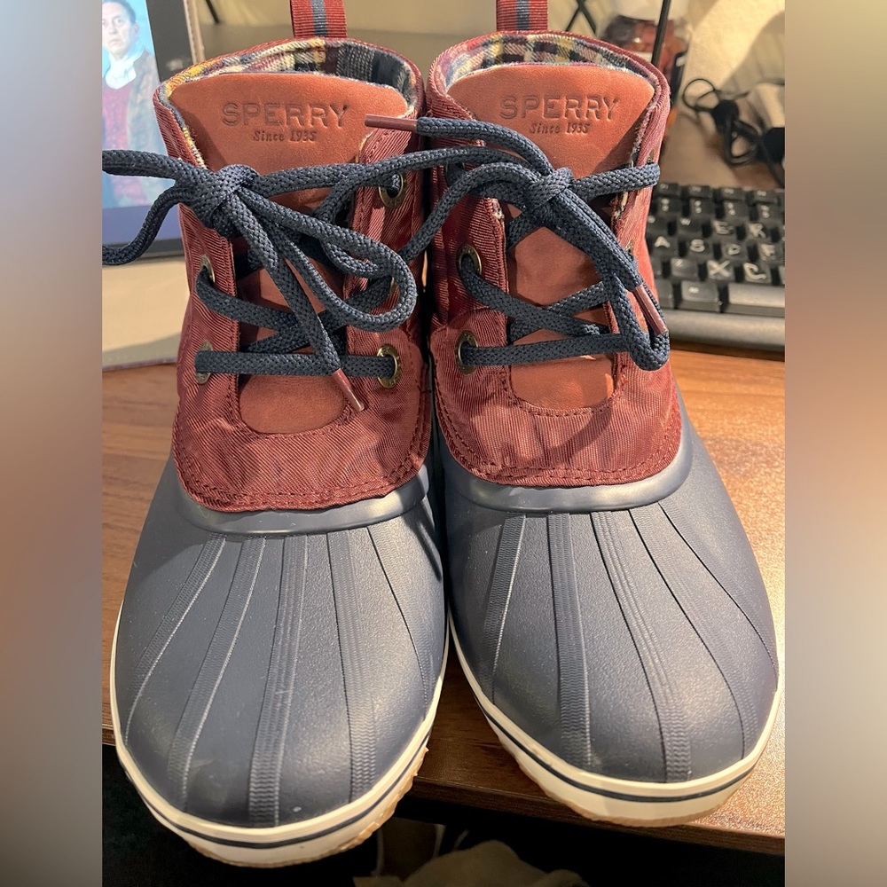 Women’s 9.5 Sperry schooner twill nylon boots.